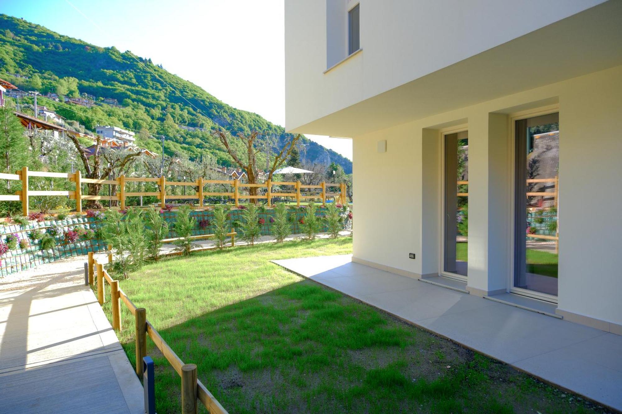 Costa Blu - Terrace Overlooking The Lake & Pool Riva di Solto Esterno foto